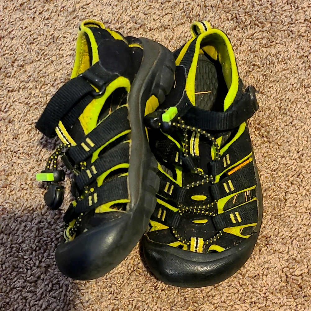 Kids Keen black and green sandals size 11